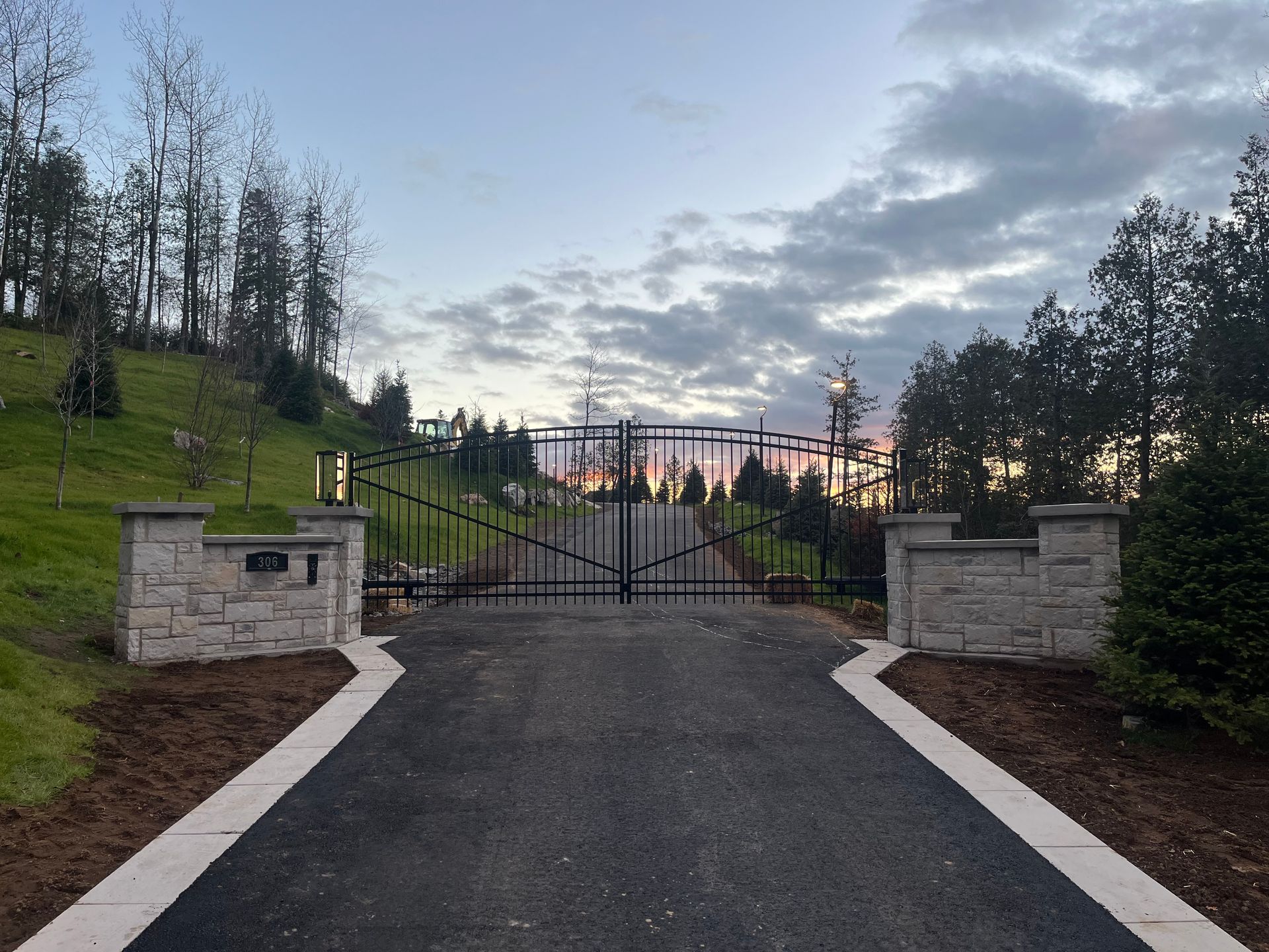 Une allée avec un portail au milieu