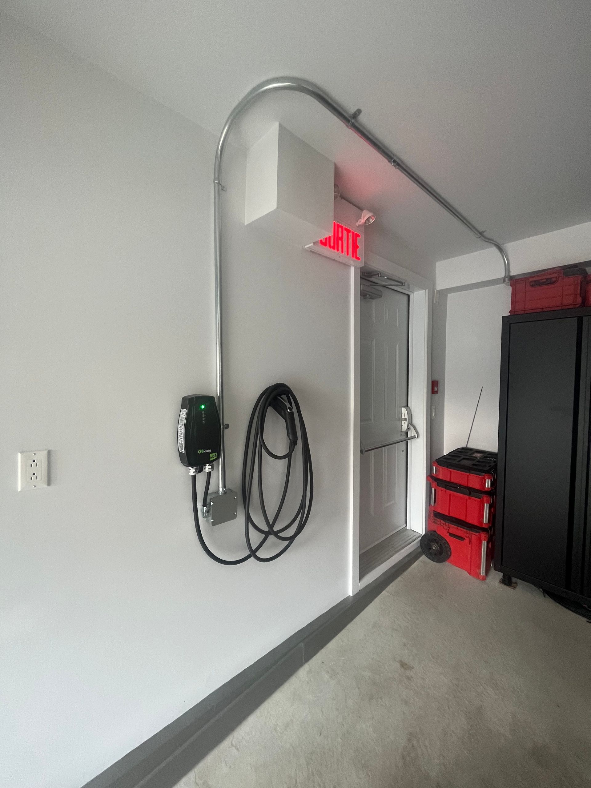 Un garage avec un panneau de sortie rouge sur le mur