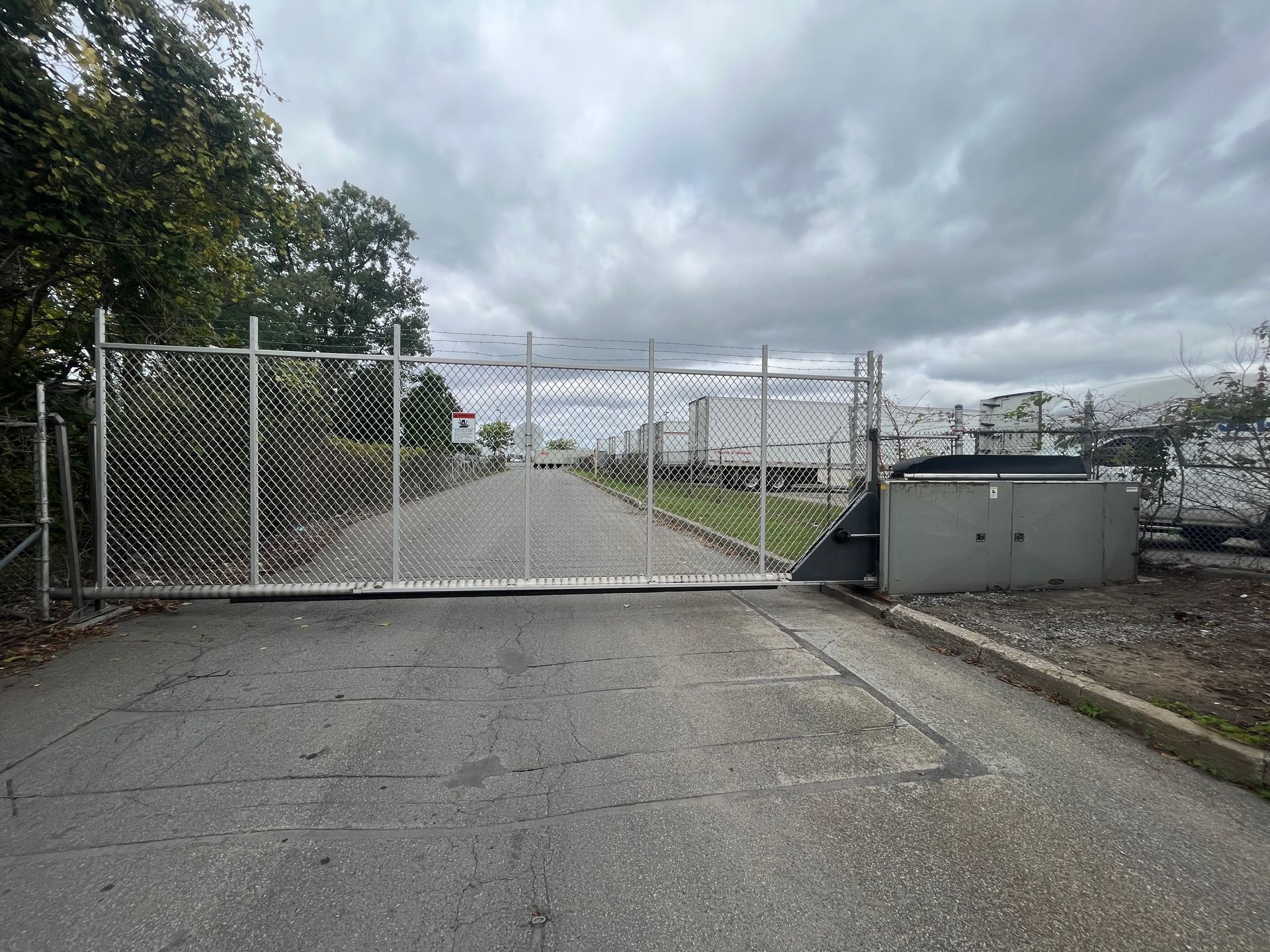 Une clôture bloque l'entrée d'un parking.
