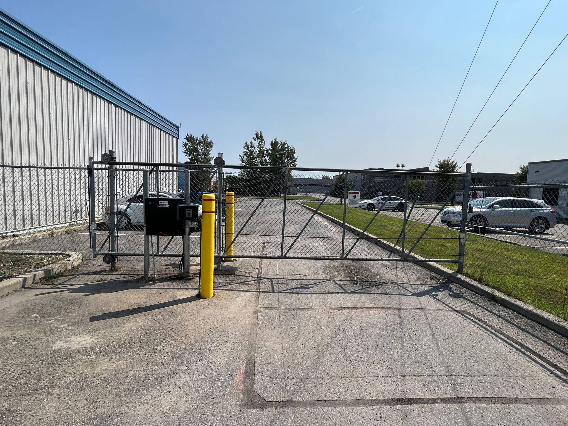 Une clôture avec un poteau jaune devant