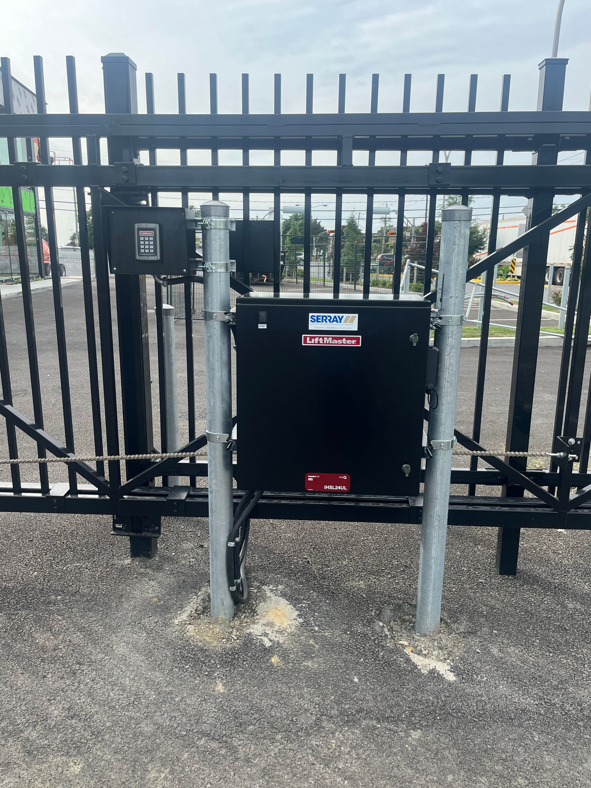 Une clôture noire avec une boîte noire au milieu.