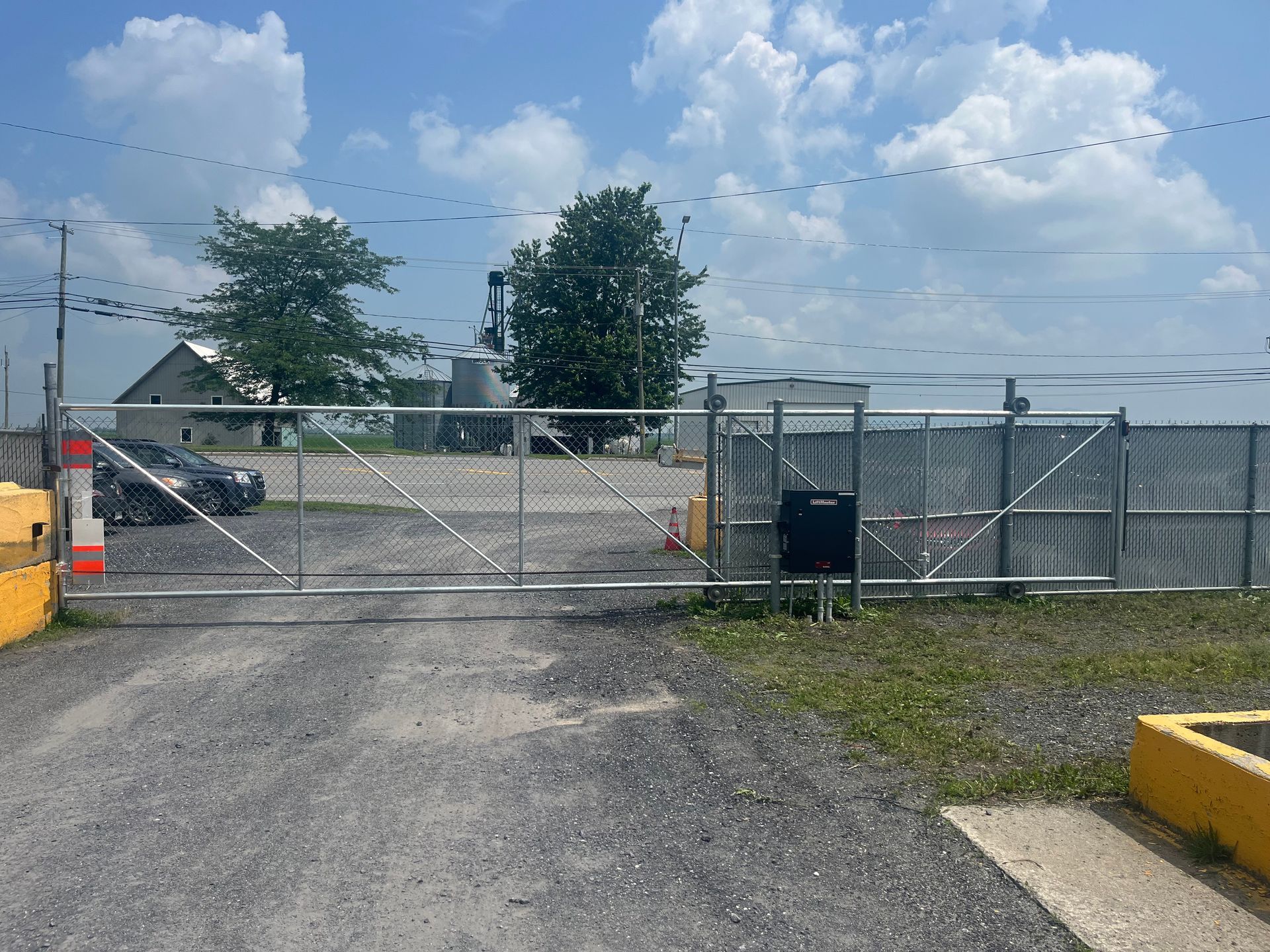 Une clôture bloque l'entrée d'un parking.