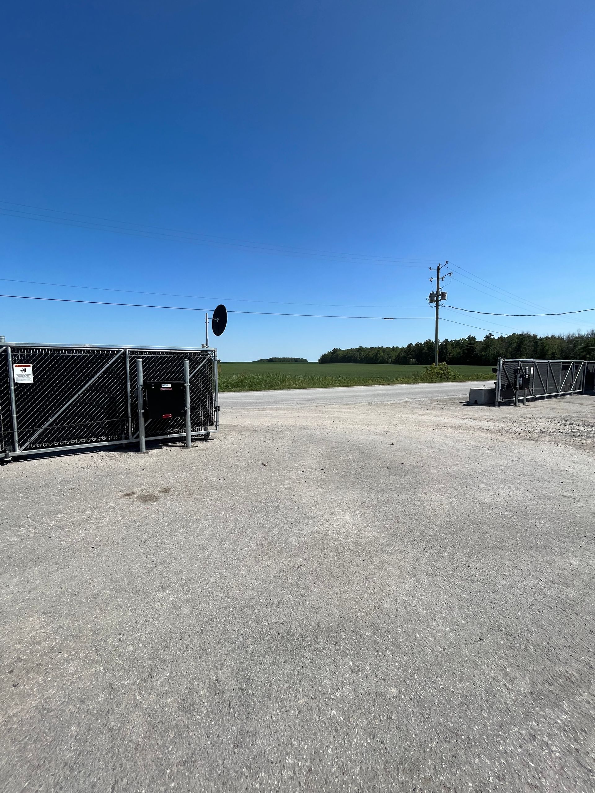 Un parking avec beaucoup de poubelles dedans.