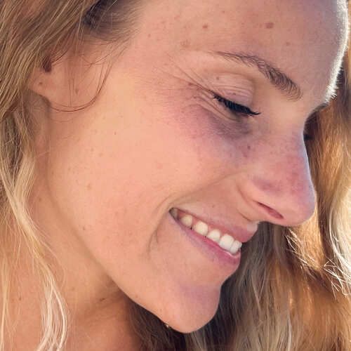 Una mujer apunta a su ojo con el dedo.