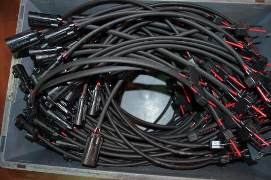 cavi neri arrotolati