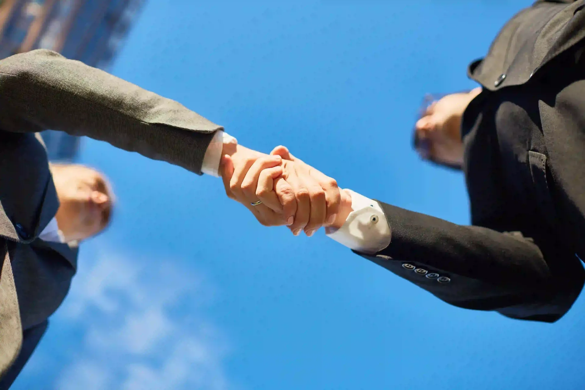 Personas apretándose la mano