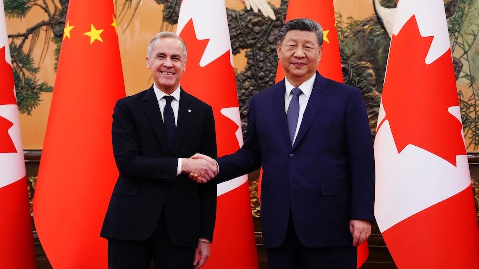 Mark Carney sert la main de Xi Jinping