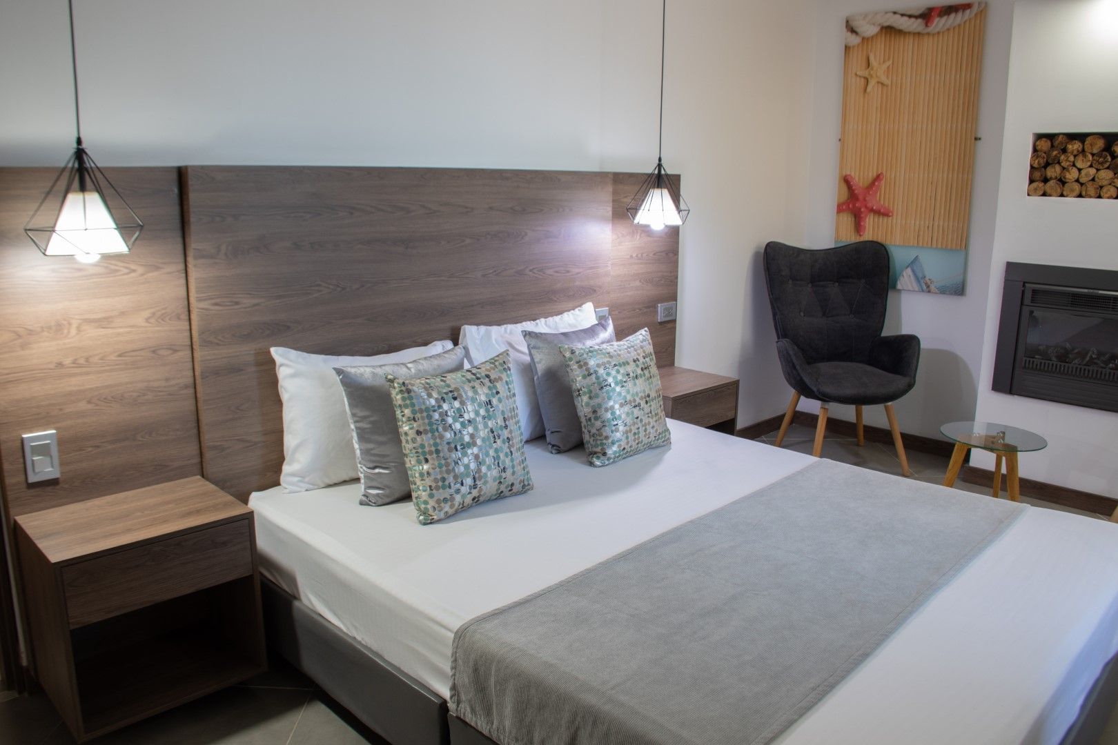 Un dormitorio acogedor con cama, silla y chimenea. La habitación está decorada en colores neutros.