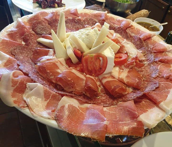 antipasto di salumi e formaggi toscani