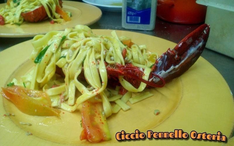 primo piatto a base di pesce con pasta fatta in casa