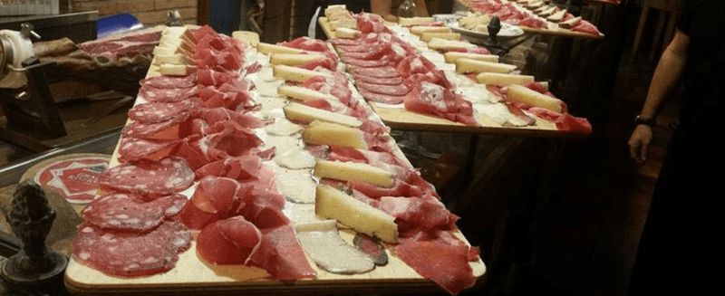 taglieri di salumi e formaggi per antipasto toscano