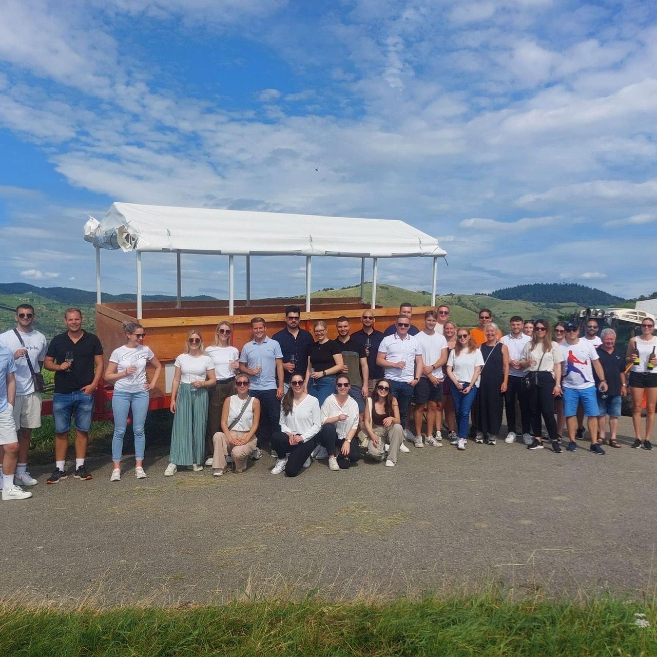 Menschen vor Anhänger