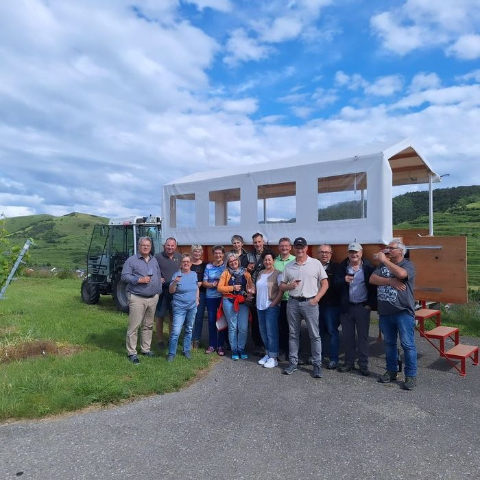 Menschenmenge vor Anhänger