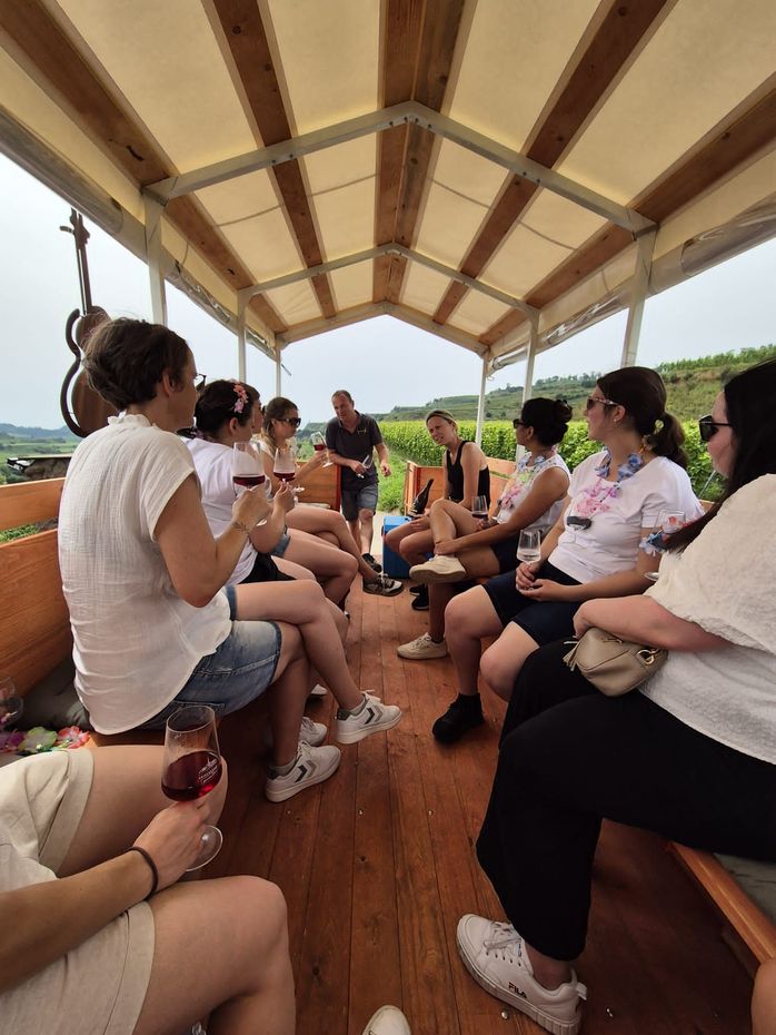 Menschen beim Wein trinken auf Anhänger