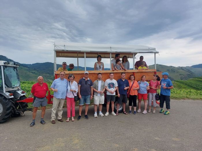 Menschen vor Anhänger