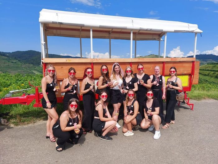 Menschen vor Anhänger