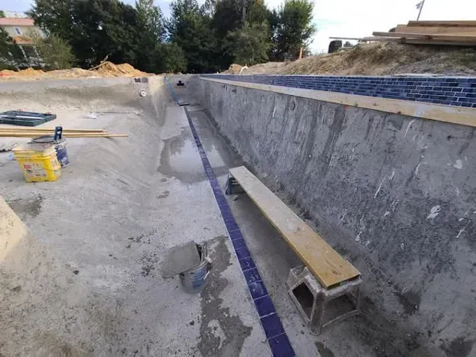 A concrete wall with a wooden bench in the middle of it