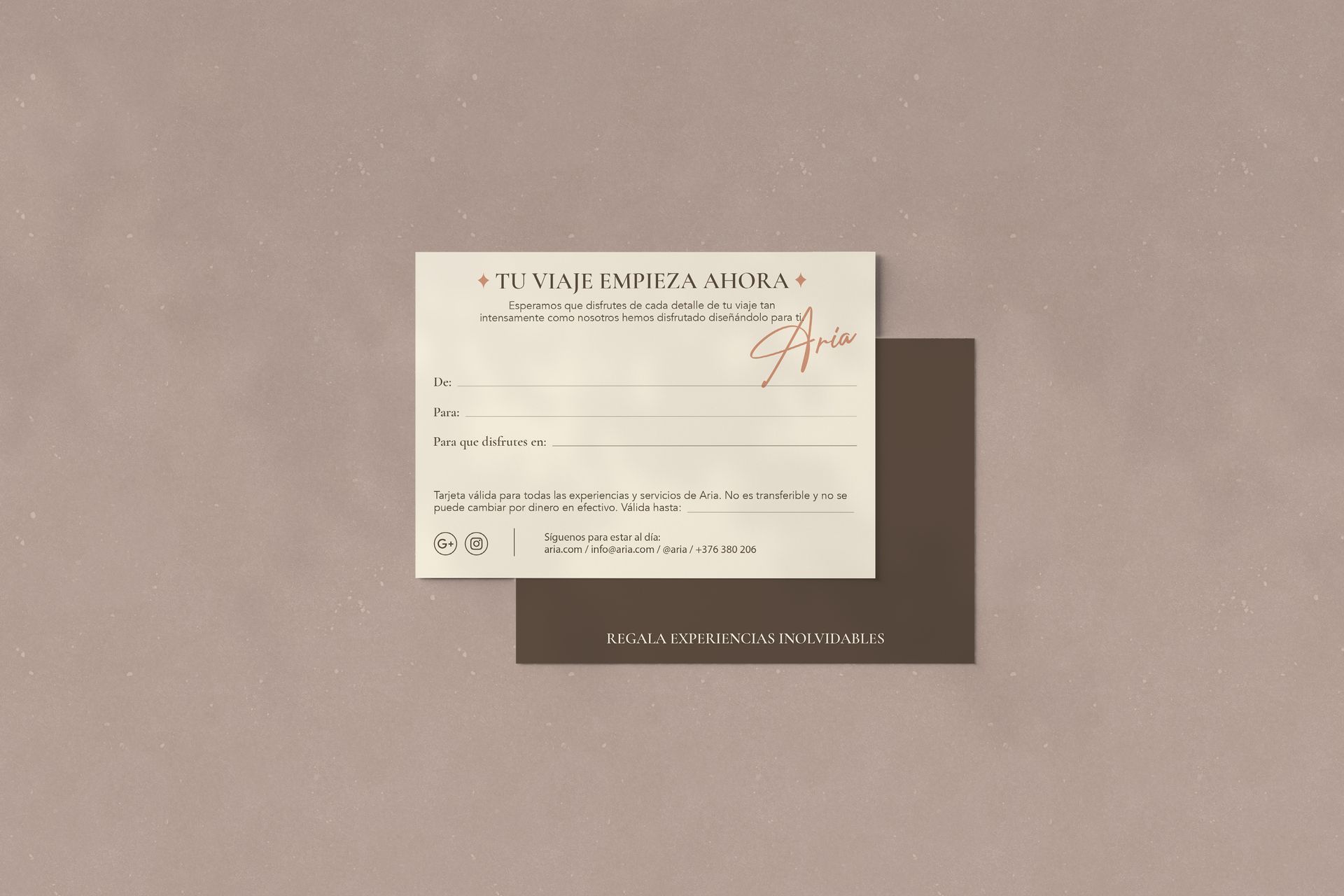 Un par de cartas colocadas una encima de otra sobre una mesa. tarjeta regalo aria