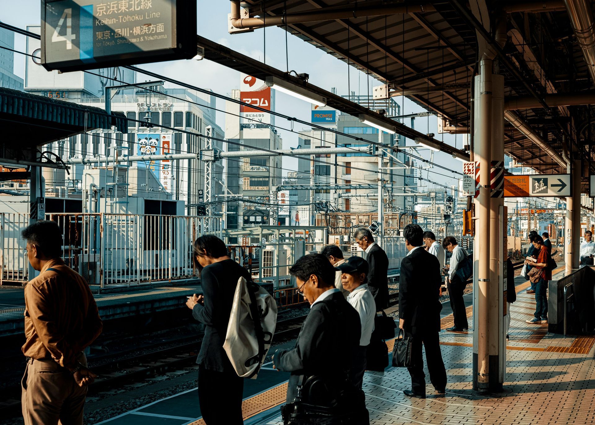 Un grupo de personas está esperando un tren en una estación de tren. en tokio japon ciudad de fondo tokio