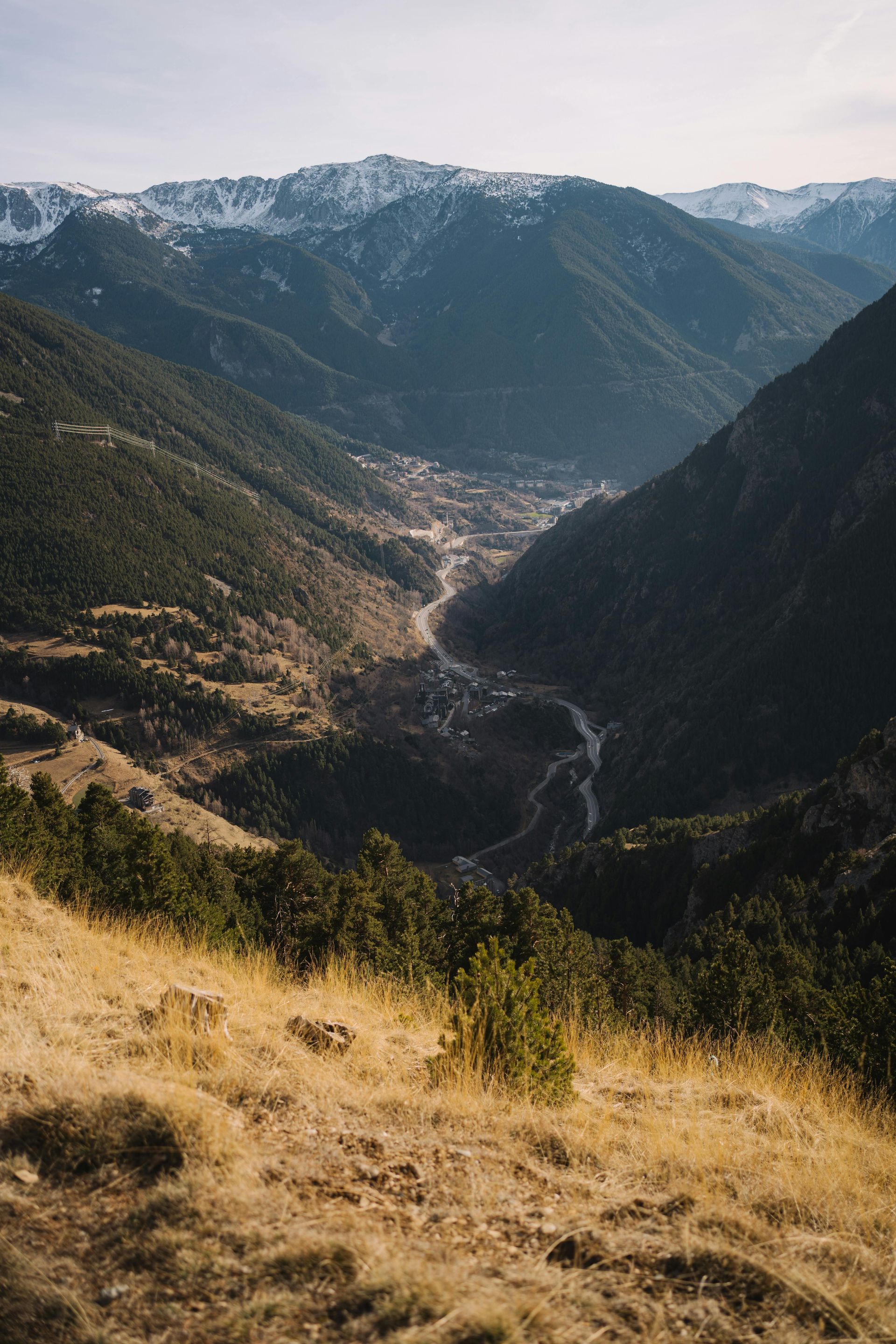 Una vista de un valle de montaña con un río que lo atraviesa. naturaleza en estado puro, relax y calma en andorra