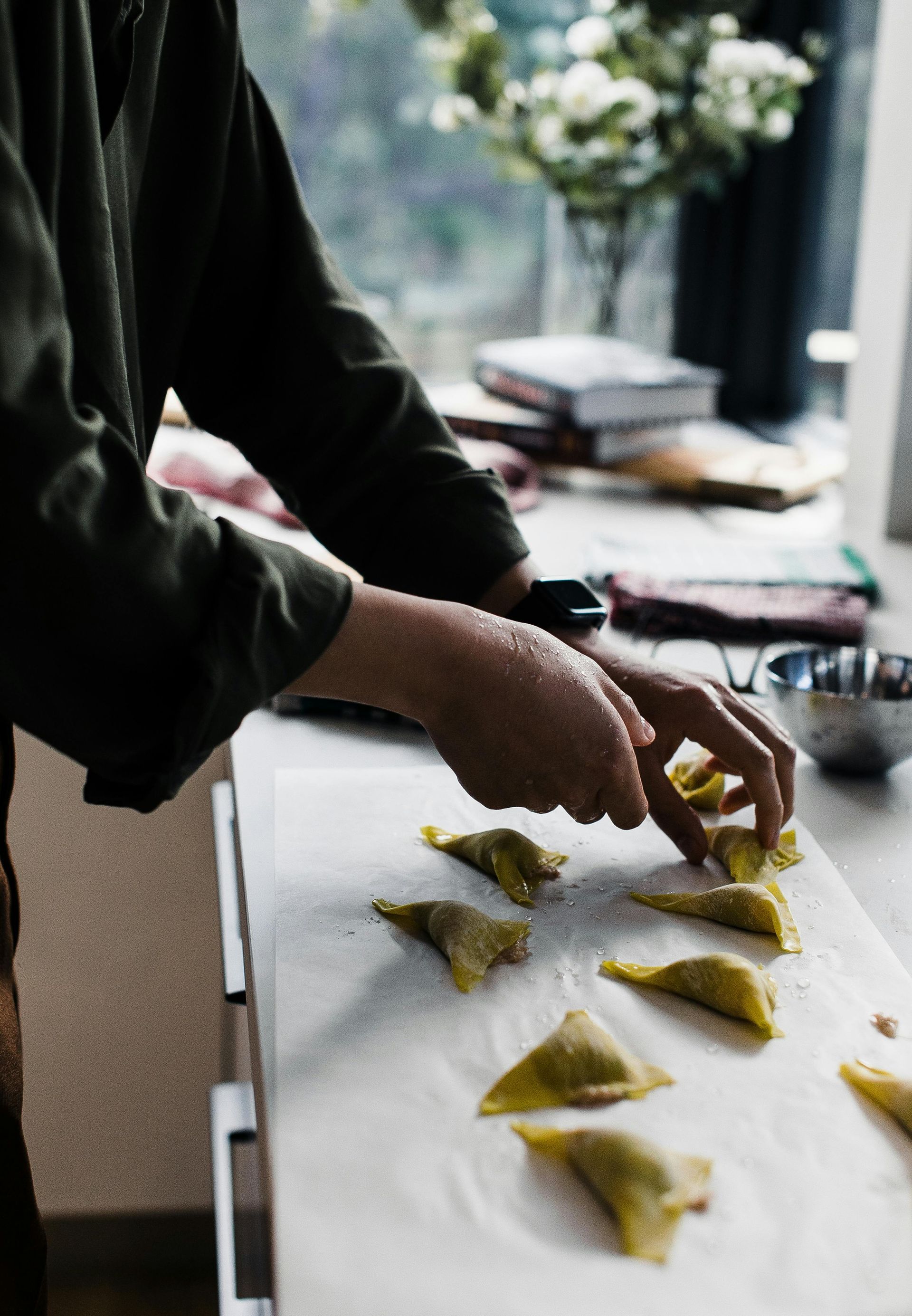 Una persona está preparando comida en un mostrador de una cocina. comida japonesa tokio japon