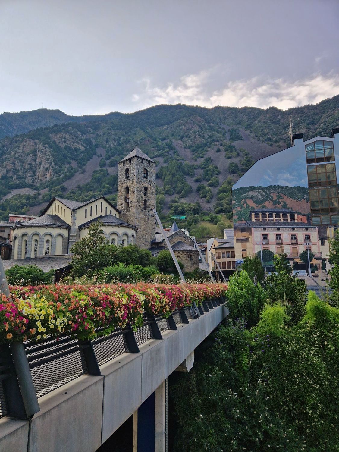 Una vista de una ciudad con montañas al fondo en andorra