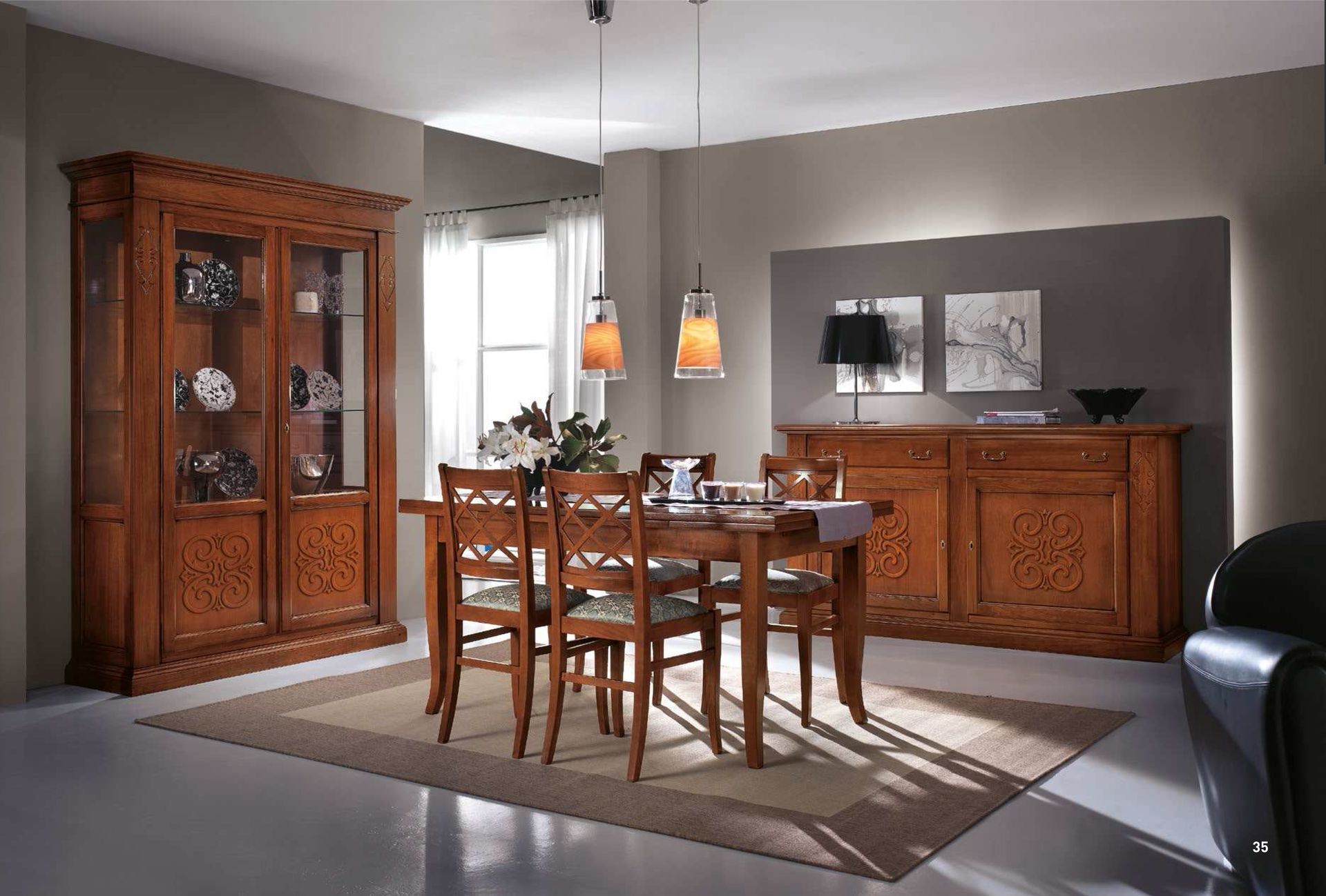 Sala da pranzo con mobili in legno: credenza, tavolo, sedie, buffet. Pareti neutre, tappeto e luce naturale.