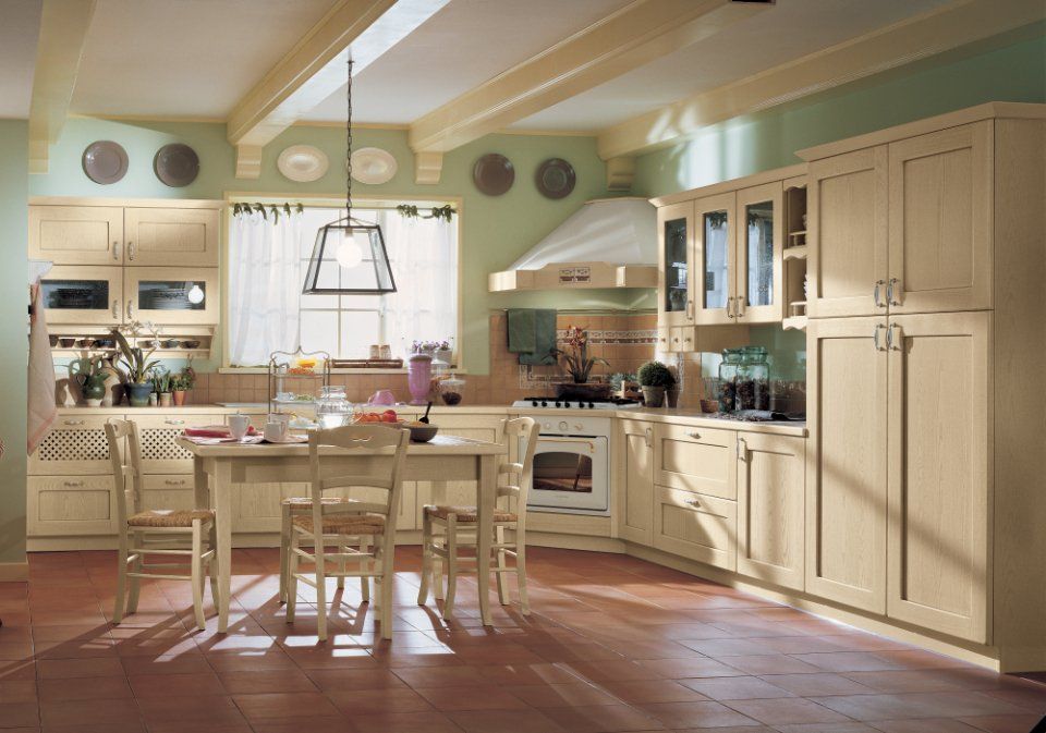 cucina con tavolo da pranzo al centro