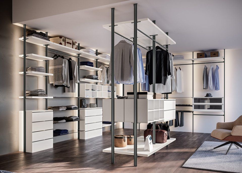 cabina armadio con cassettiere e scaffali