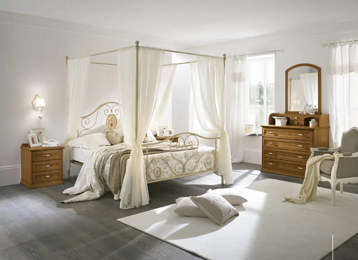 Camera da letto con letto a baldacchino, mobili in legno chiaro, tende e tappeto bianchi e pavimento grigio.