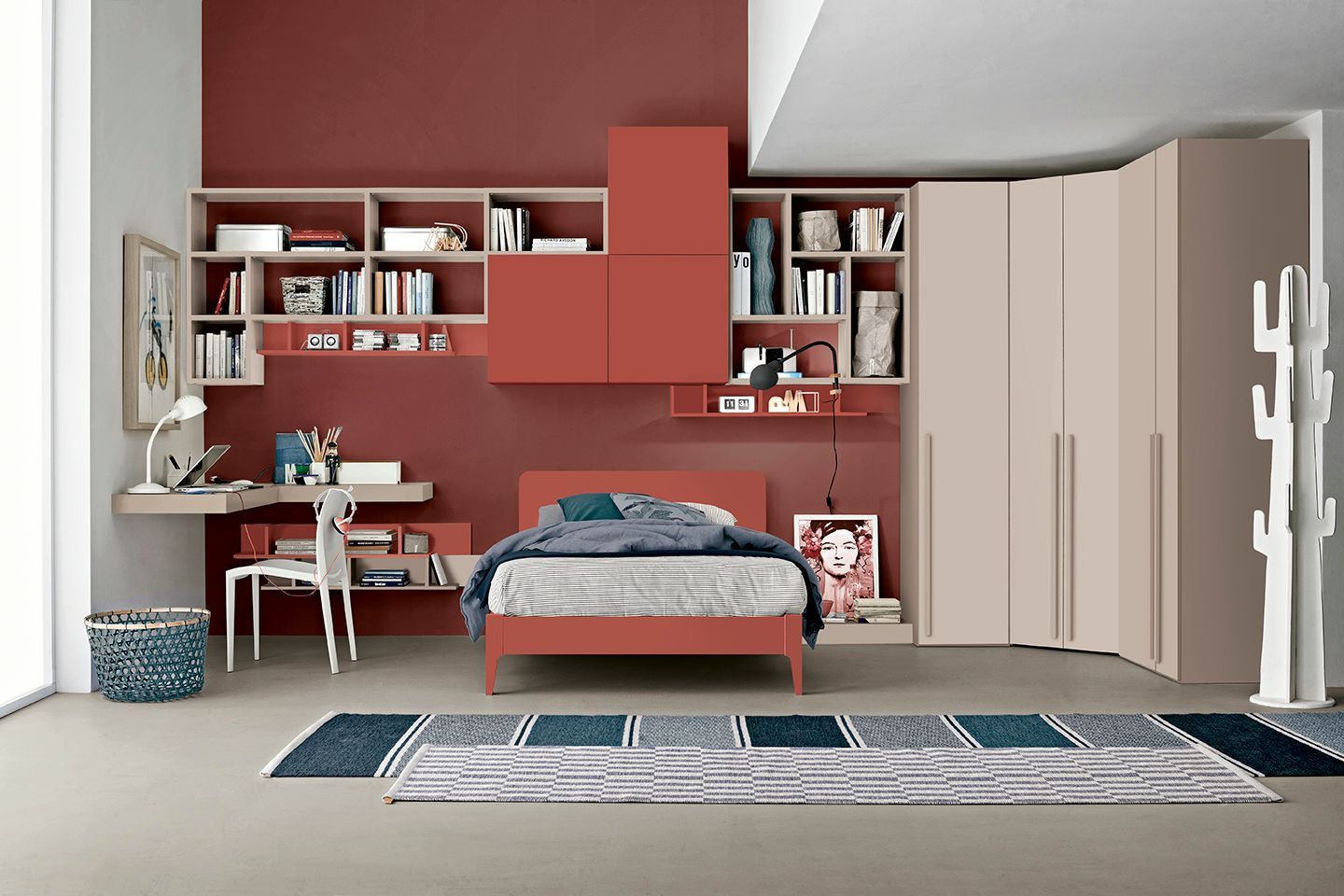 Camera da letto con pareti rosse e beige, letto, scrivania, scaffali, armadio e tappeto a fantasia.