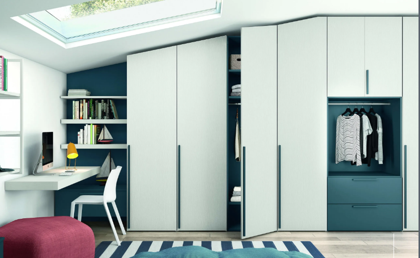 Camera da letto moderna con armadio bianco e verde acqua, scrivania, sedia e lucernario.
