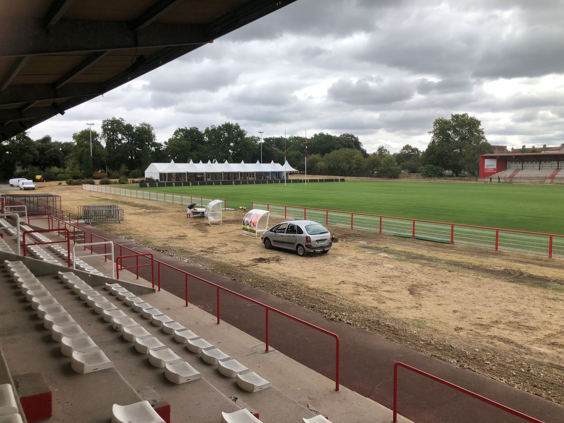 Création de la main courante du stade de rugby