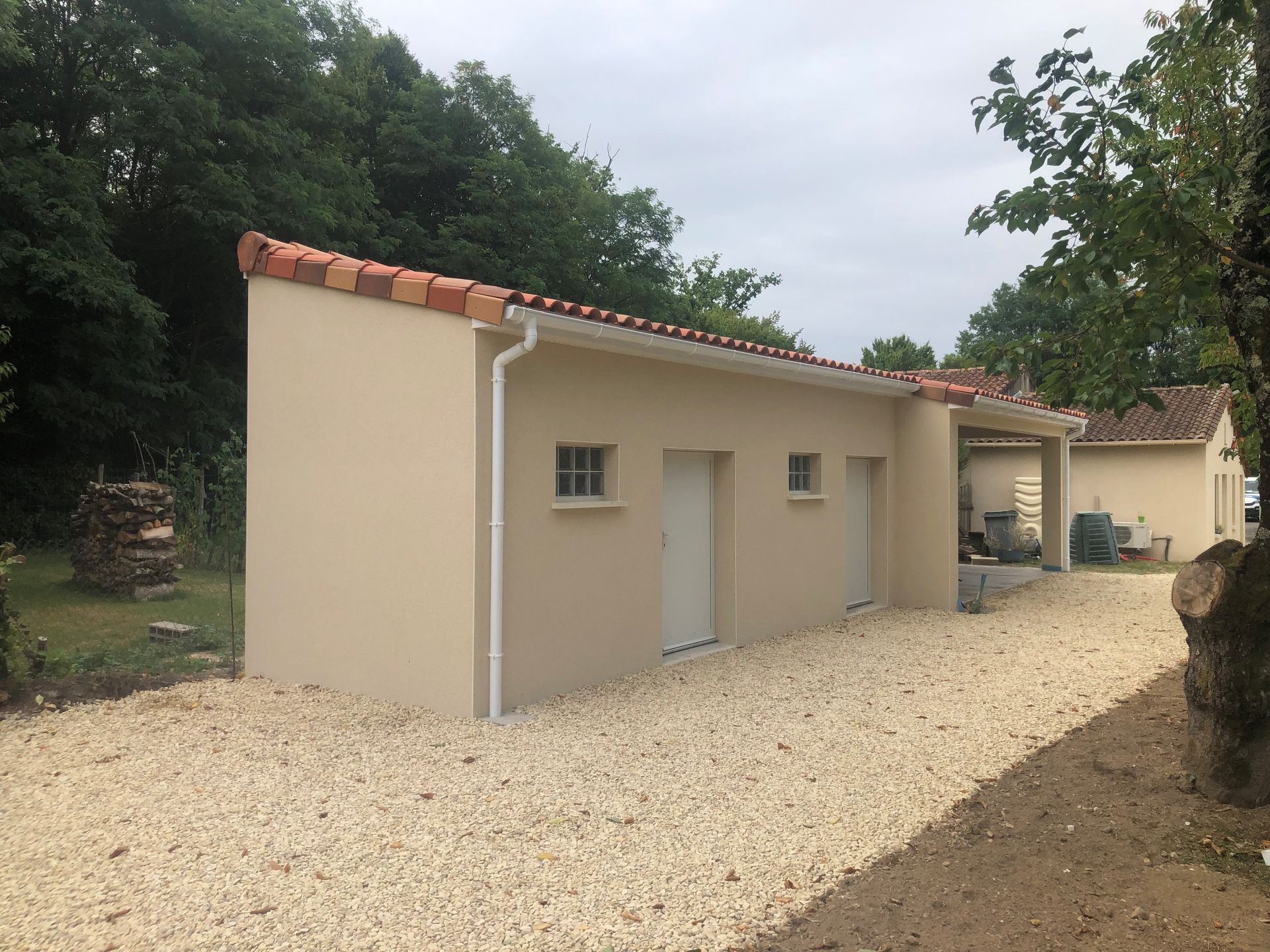 Construction d'un cabanon de jardin avec cuisine d'été