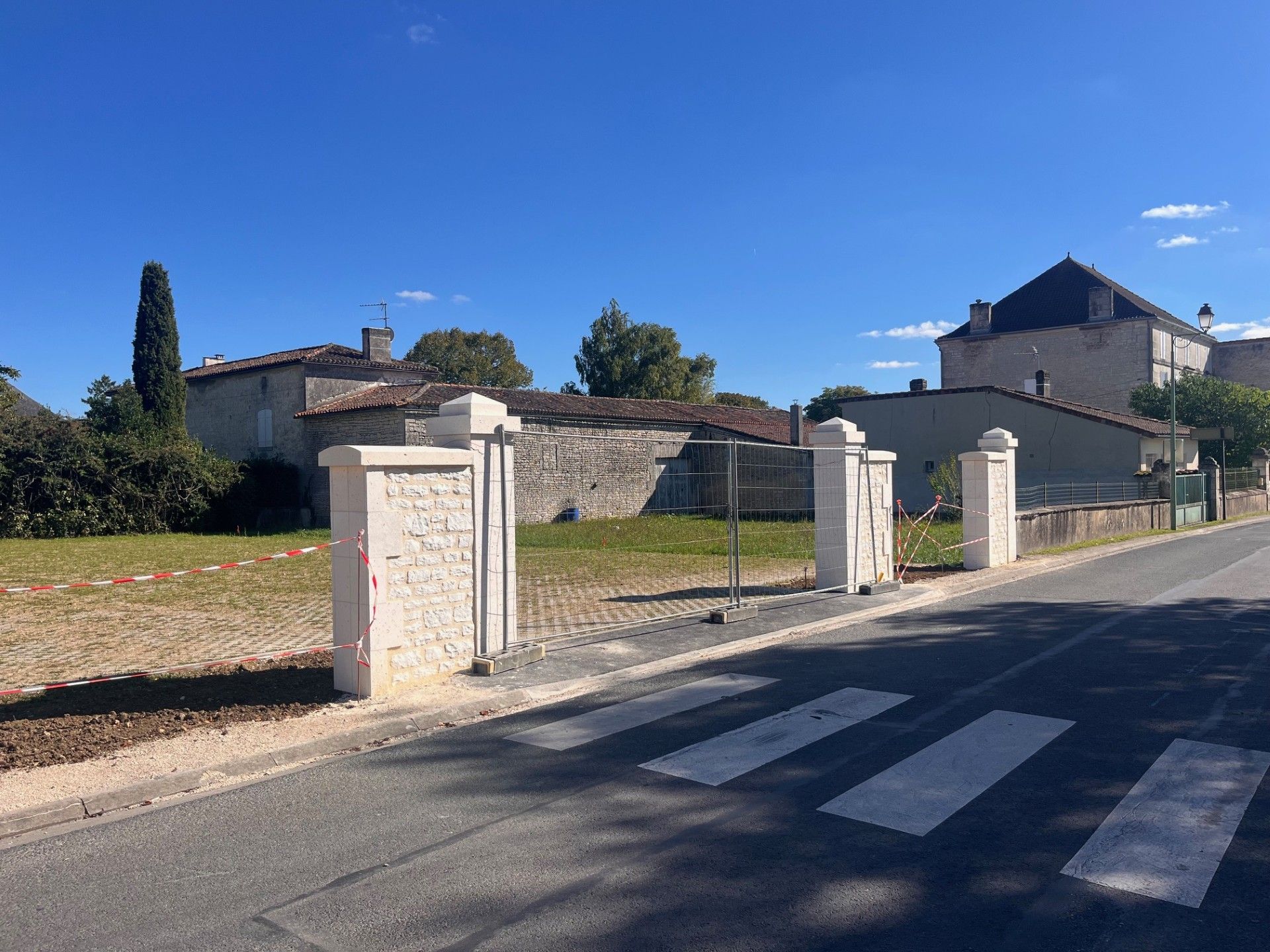 Création d'une entrée de parking en pierre de parement