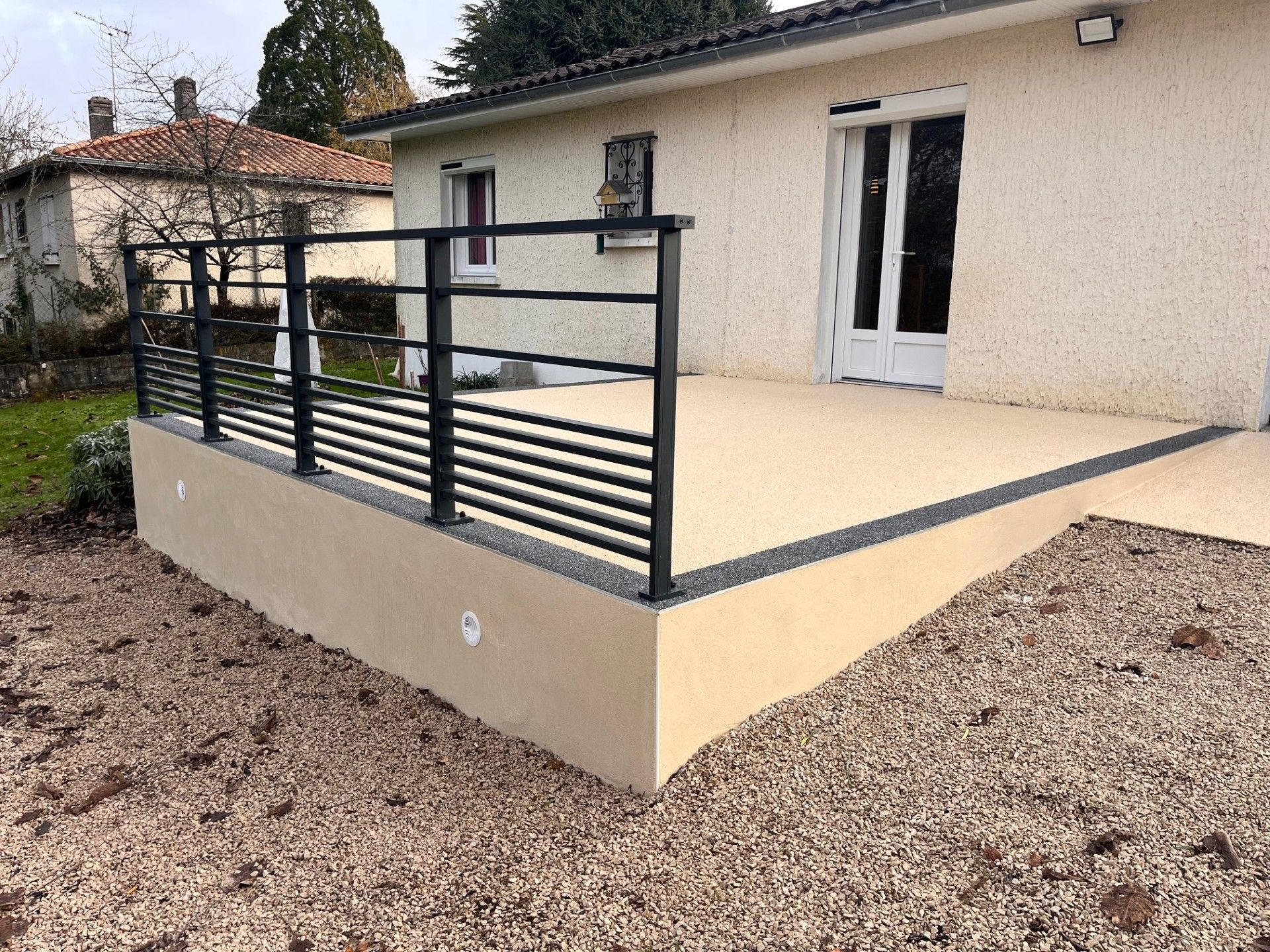 Habillage d'une terrasse en moquette de pierre