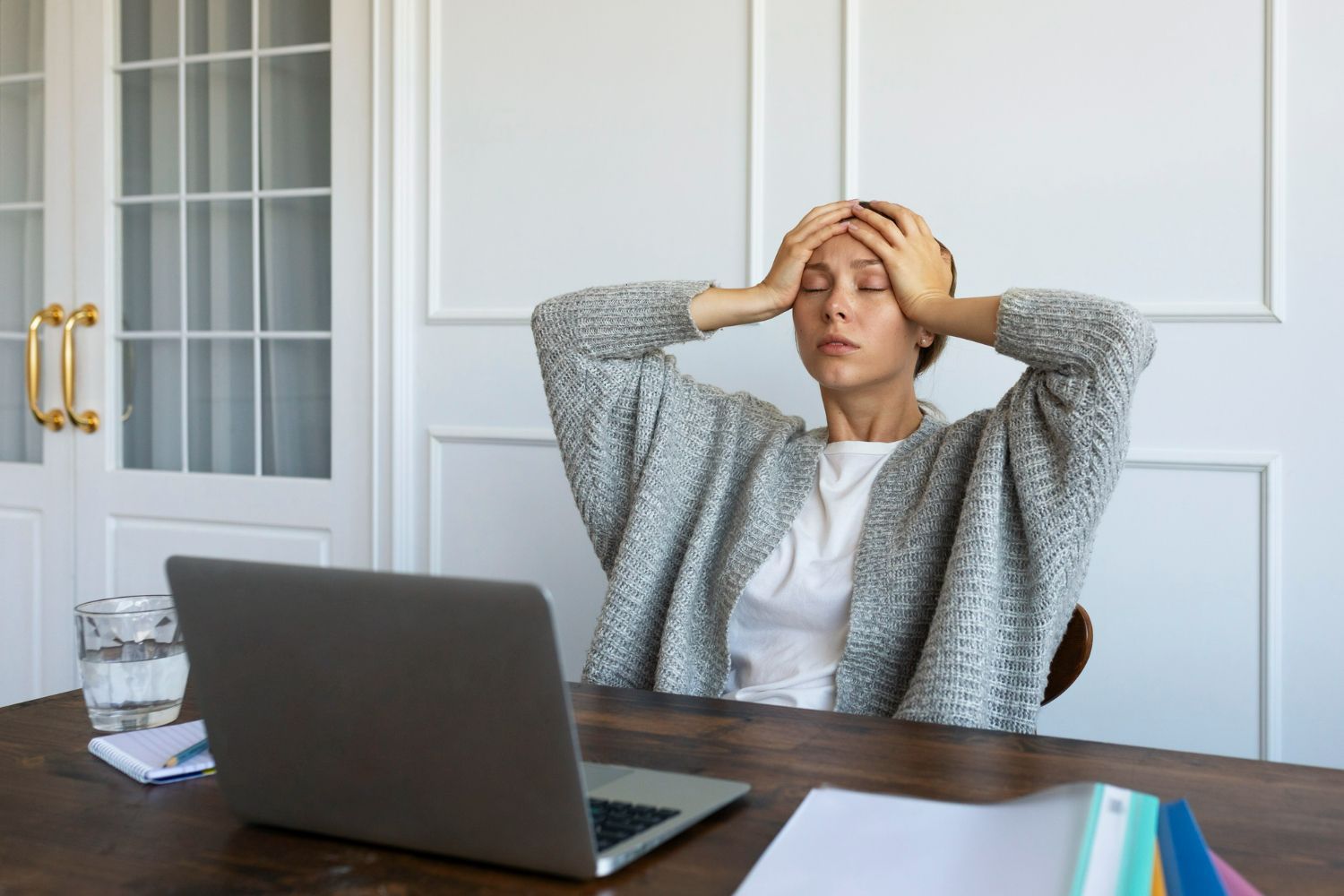  excesso de cortisol pode promover inflamação e alterações no microambiente tumoral, favorecendo a p