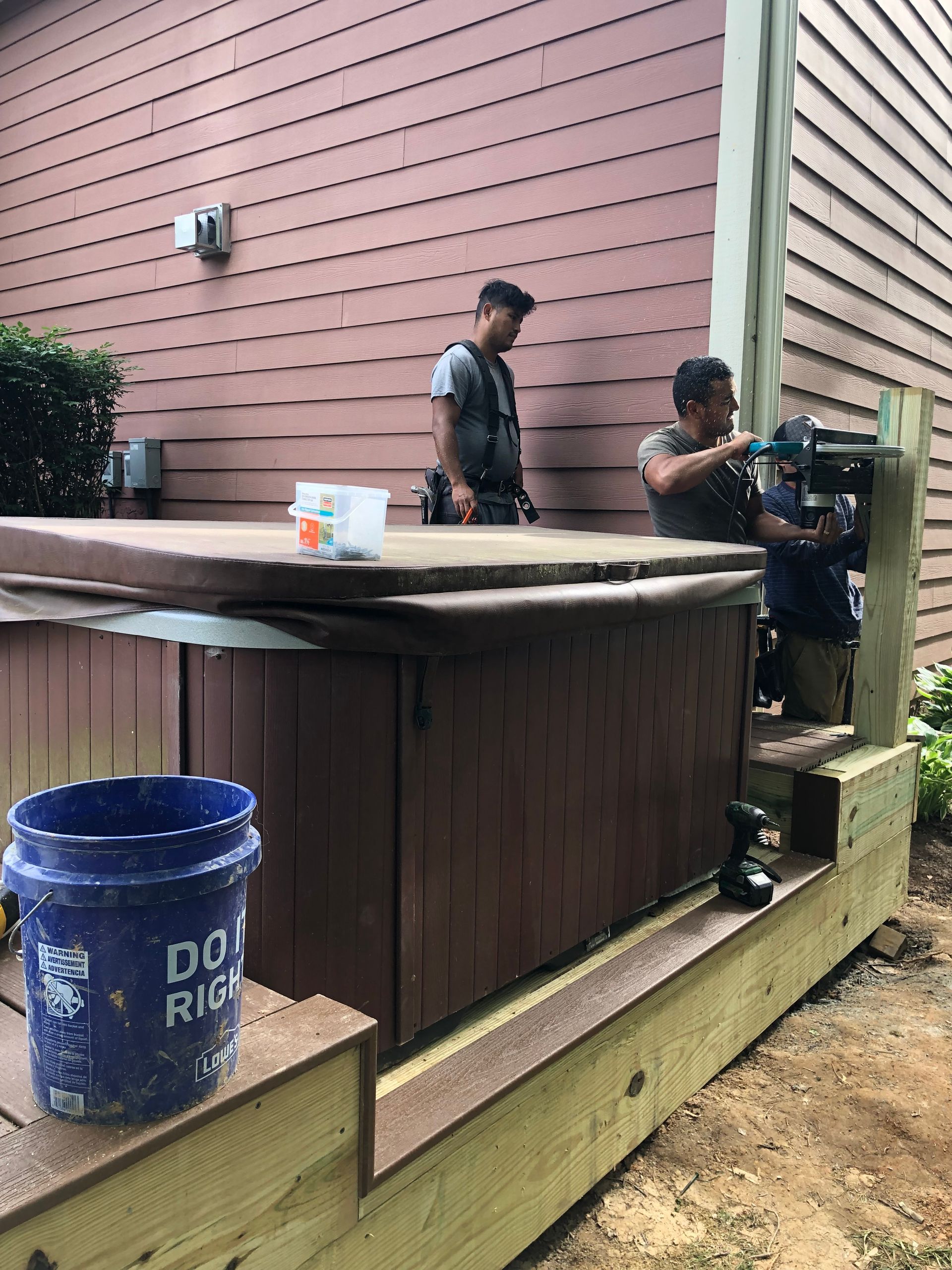 A blue bucket that says do right on it