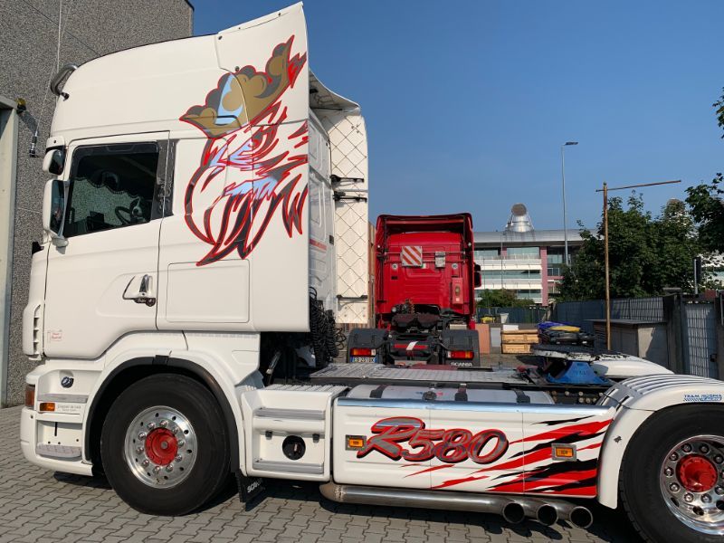 trattore di autoarticolato con decorazione grafica