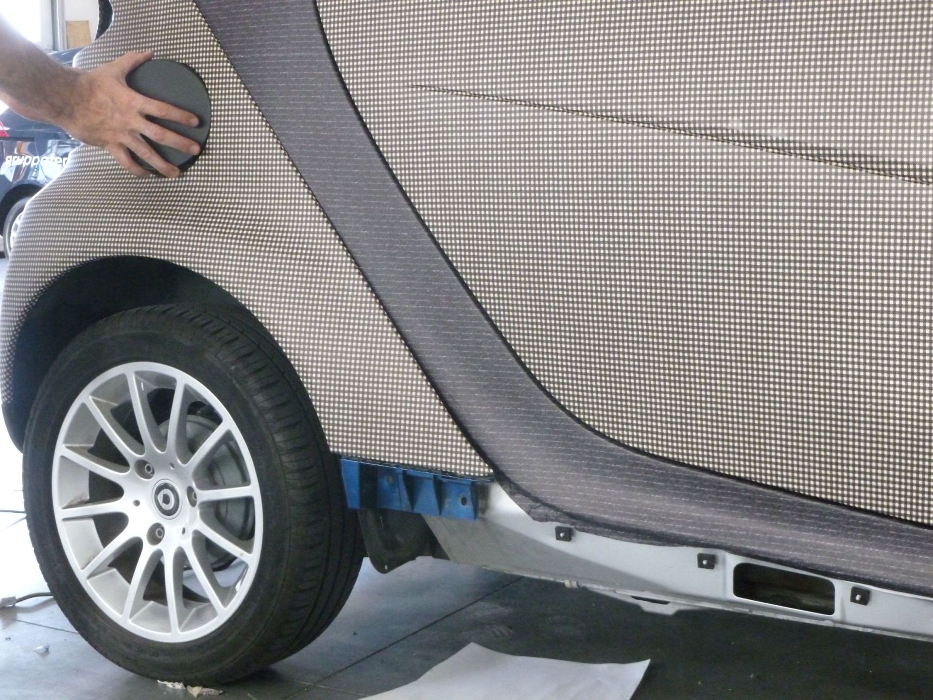Smart con carrozzeria decorata tramite la tecnica del car wrapping