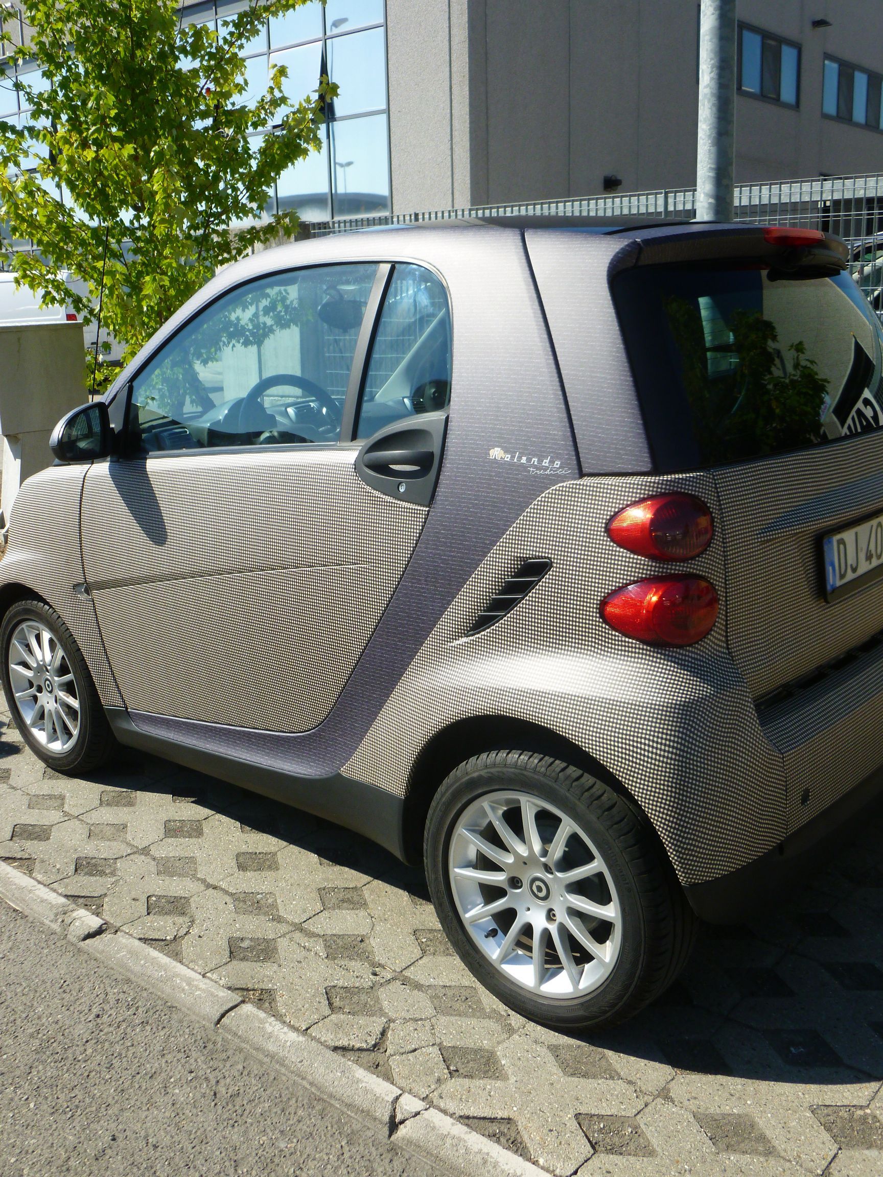 Smart decorata con la tecnica del car wrapping