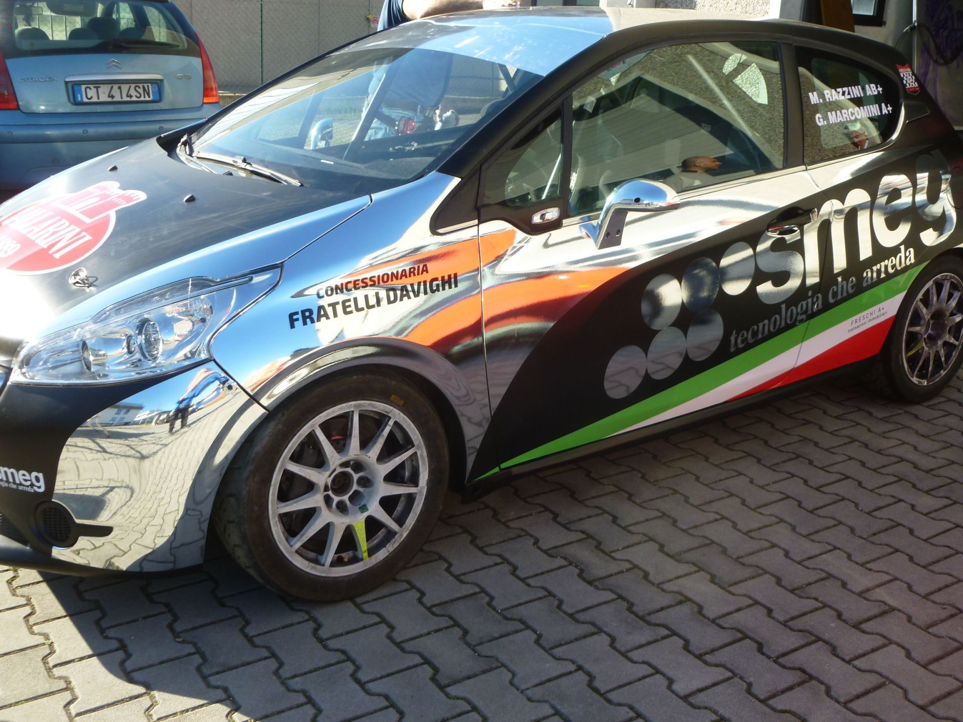 macchina personalizzata con tecnica del car wrapping