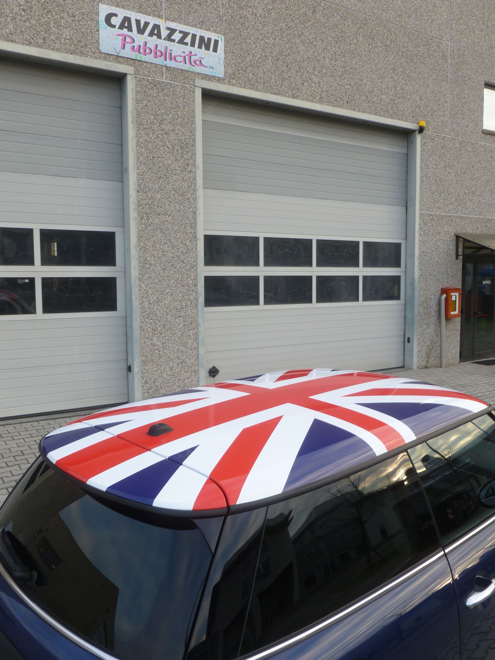 Mini Cooper con tetto decorato con bandiera inglese