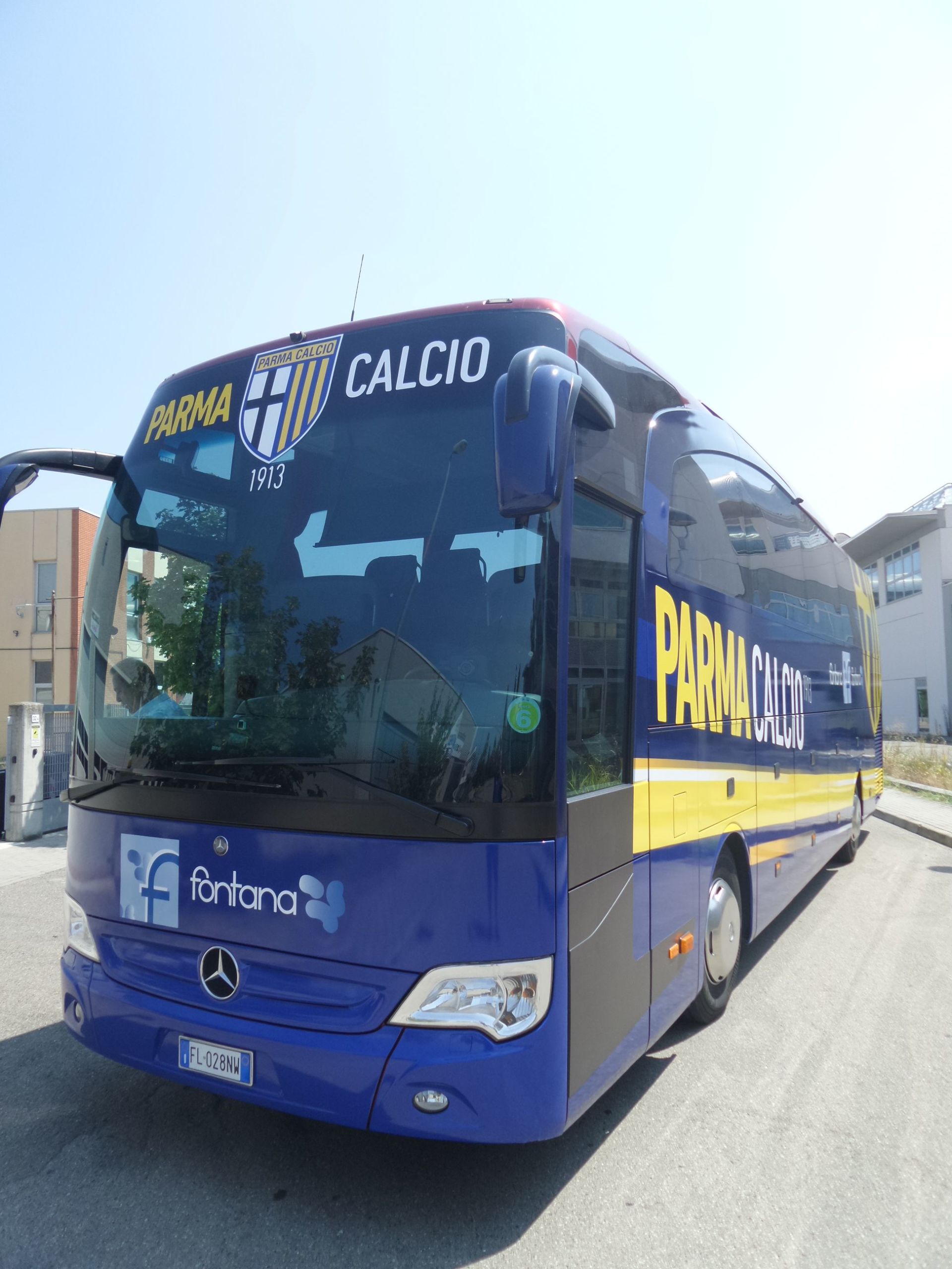 pullman con carrozzeria personalizzata tramite la tecnica del car wrapping