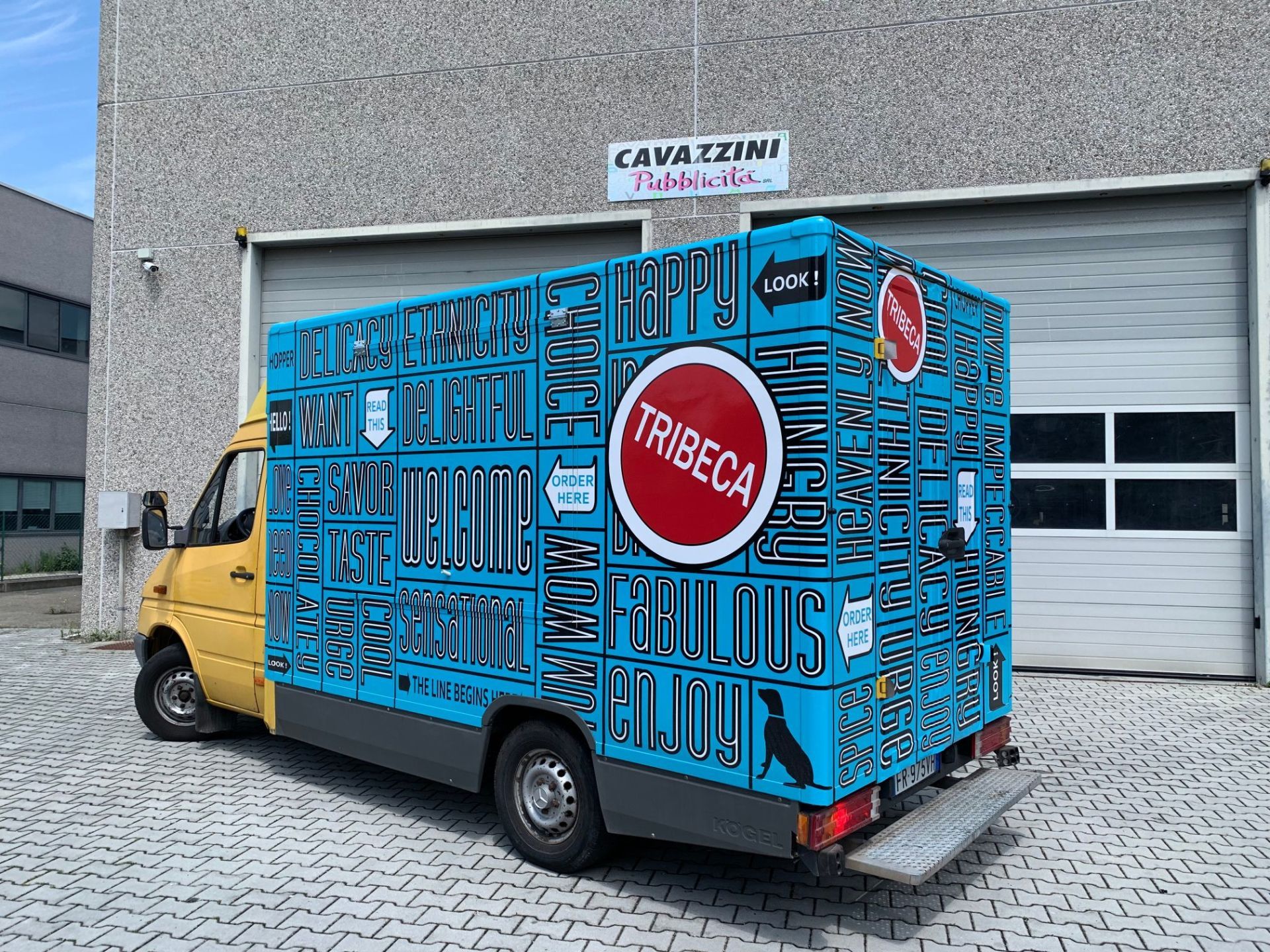 furgone decorato con la tecnica del car wrapping