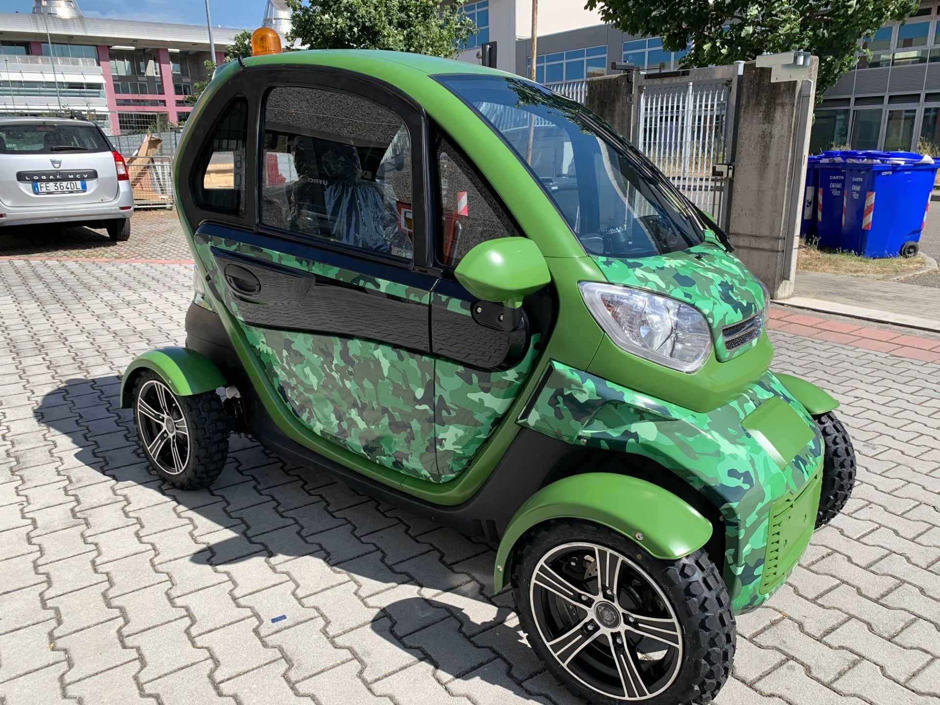 Smart con carrozzeria decorata tramite tecnica del car wrapping