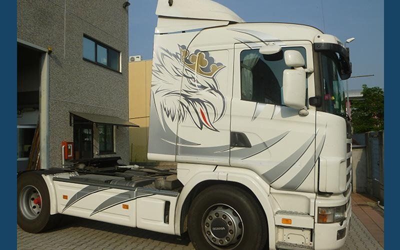 decorazione cabina camion