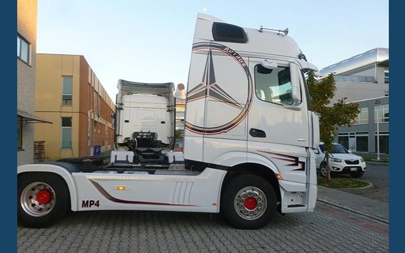 logo Mercedes su cabina camion