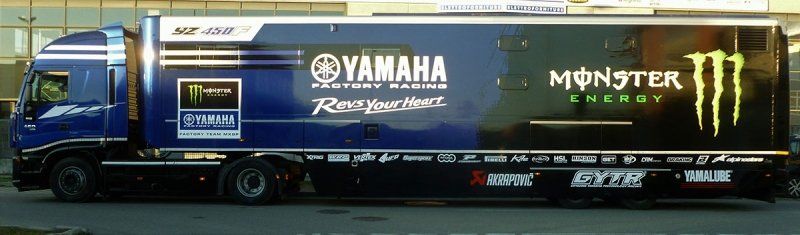 camion con logo Yamaha