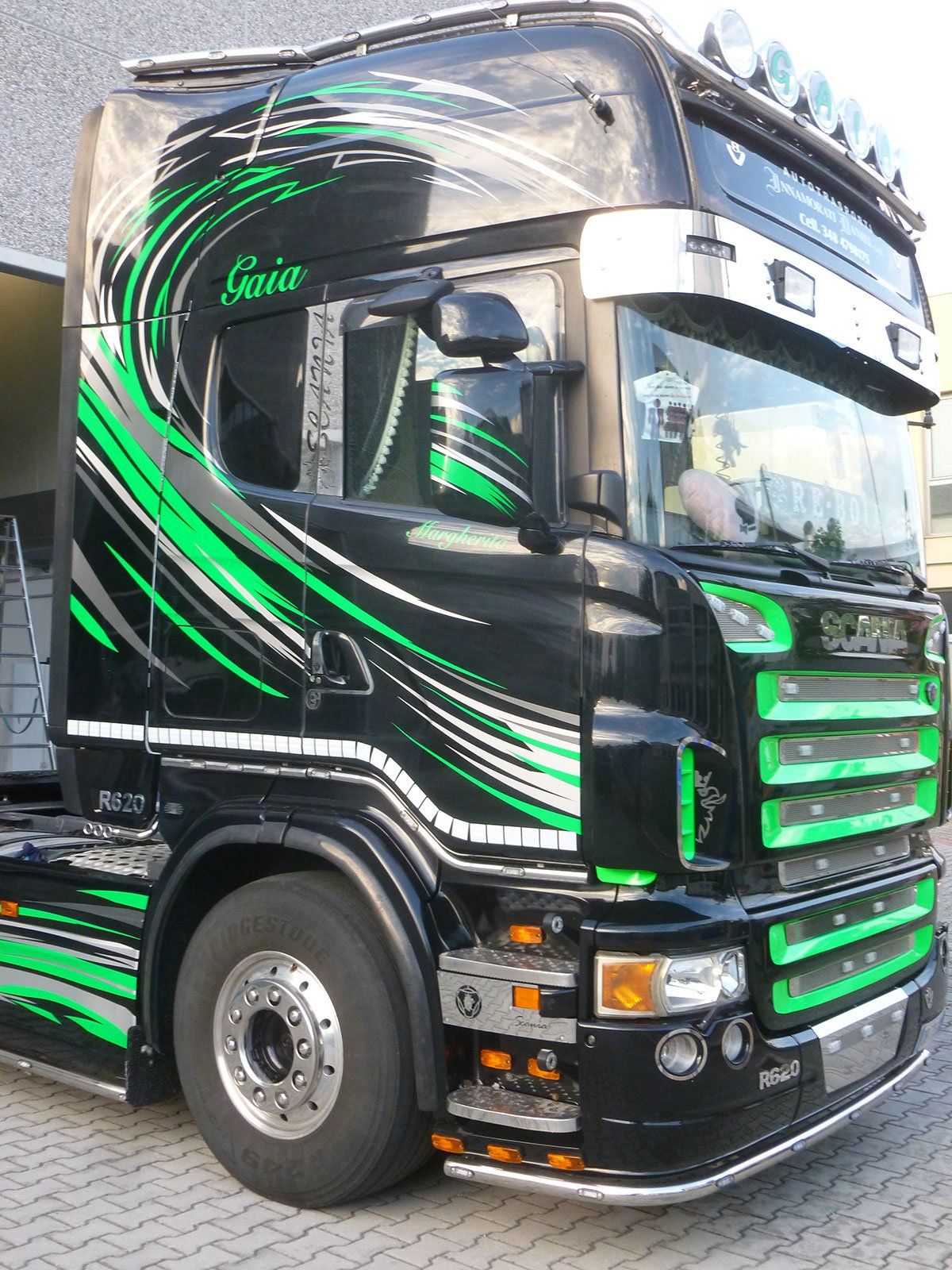 cabina camion nera e verde